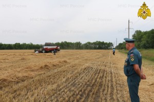Сотрудники МЧС Карачаево-Черкессии проводят работу по предотвращению пожаров во время зерноуборочной кампании