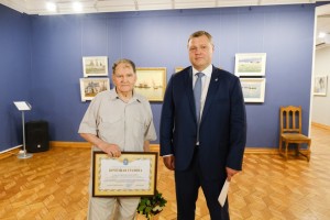Глава региона Игорь Бабушкин посетил выставку астраханского художника