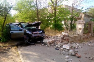 В Астраханской области водитель сбил каменный забор