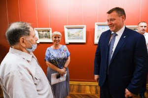 Астраханский губернатор стал первым посетителем выставки, посвящённой 90-летию художника