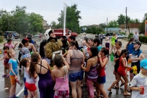 Черноярские пожарные устроили праздник для детей на центральной площади села