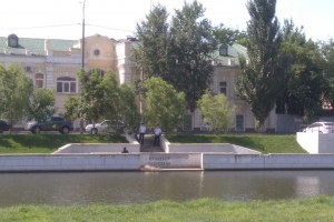 В центре Астрахани из канала достали тело мужчины