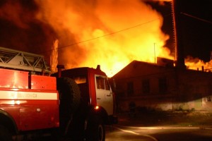 Этой ночью в Астрахани загорелось административное здание и пять жилых домов