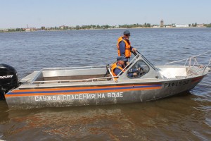В Астрахани на глазах очевидцев чуть не утонули подростки