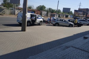 В Астрахани на улице Звёздной мотоциклист влетел в автомобиль