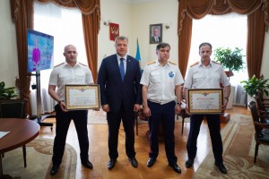 Губернатор Игорь Бабушкин вручил награды астраханским следователям