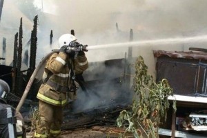 В Астрахани пожар оставил без крыши над головой жильцов двухэтажного дома