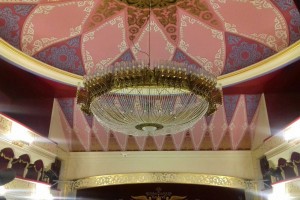 Огромную люстру Астраханского Оперного театра спустили с потолка