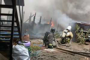 За сутки в Астрахани из-за короткого замыкания сгорели три жилых дома и квартира