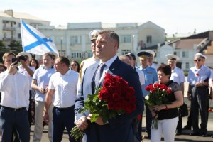 Глава Астраханской области принял участие в ритуале возложения венков ко Дню ВМФ