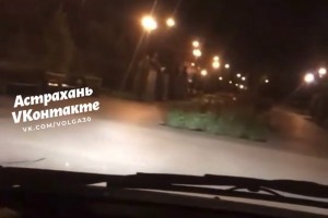 В Астрахани автомобилист проехал по Аллее славы и под Триумфальной Аркой