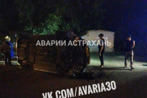 В Астрахани иномарка врезалась в гараж и перевернулась