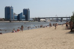 На городском пляже в Астрахани чуть не утонули два подростка