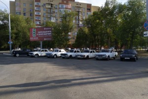 По центру Астрахани проехал кортеж из ретро-машин
