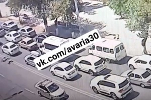 В центре Астрахани девушка попала под колёса иномарки