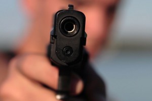 Житель Астраханской области угрожал пистолетом сожительнице
