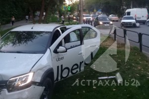 В Астрахани таксист вылетел на газон, протаранив ограждение