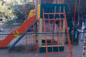 Карусели под замком: детскую площадку в астраханском дворе обнесли забором