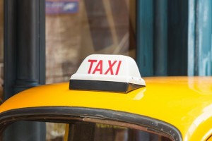 Астраханец вызвал такси, чтобы вывезти награбленные вещи