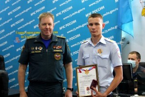 Заместитель главы МЧС России Николай Гречушкин наградил сотрудников МВД проявивших героизм при спасении из пожара