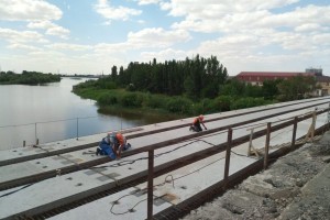 Астраханские рабочие заливают фундамент на Милицейском мосту