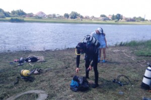 Тело неизвестного мужчины водолазы извлекли из реки в Астраханской области