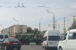 Видео: по Астрахани проехала военная колонна