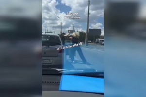В Астрахани две автоледи устроили драку на дороге