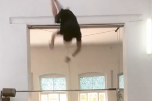 Астраханский гимнаст показал, как делает зарядку