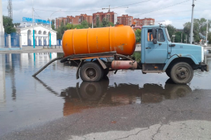 Администрация Астрахани устраняет последствия дождя