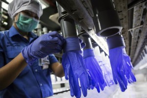 В Астрахани будут производить медицинские перчатки