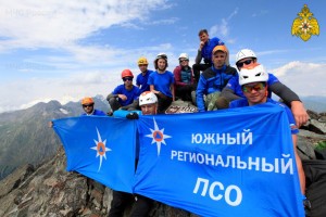 Спасатели Южного отряда МЧС России развернули флаги Победы, Министерства и отряда на вершине горы Цахвоа