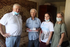 Астраханским ветеранам вручили мобильные телефоны