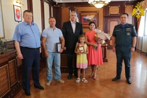Спасшую 5-летнего ребенка из бассейна девочку наградили в Крыму