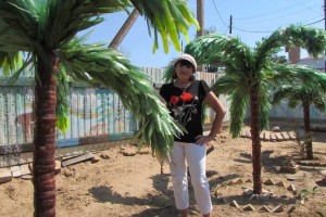 «Камызякские пальмы»: астраханская пенсионерка обустроила свой огород