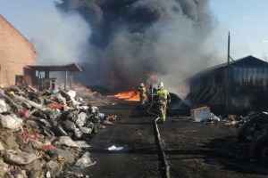 В Трусовском районе Астрахани горит мусорный полигон