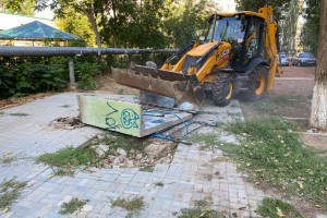 Администрация Астрахани уничтожает бетонные плиты по всему городу
