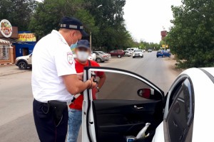 Полиция Ахтубинского района вычисляет автомобили с тонировкой