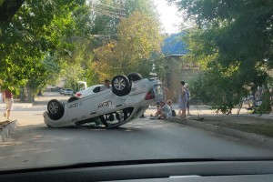 В центре Астрахани перевернулось такси с пассажирами - есть пострадавший ребёнок