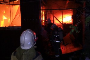 В Астрахани горит дом сложной геометрической формы