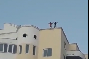На крыше астраханской многоэтажки разгуливает молодёжь (видео)