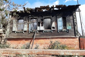 В Астраханской области из-за халатного обращения с огнём сгорел дом