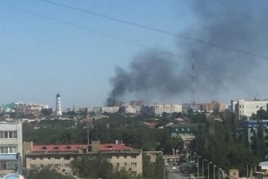 В Астрахани горят два гаража и балконы