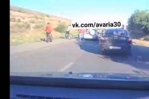 В Астрахани пассажир такси устроил драку на дороге