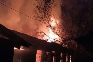 На пожаре в астраханском селе спасли двух человек