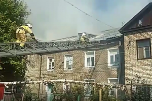 Появилось видео пожара в жилом доме (видео)