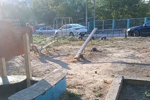 В Астрахани демонтируют бетонные плиты, а ржавые качели — пока не везде
