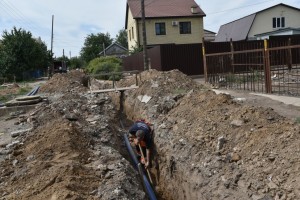 В астраханском посёлке меняют водопроводные трубы 50-летней давности