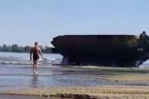 Во время купания на пляже астраханцы стали свидетелями военных учений (видео)