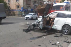 В Астрахани из-за лобового столкновения автомобиль вылетел с дороги (видео)